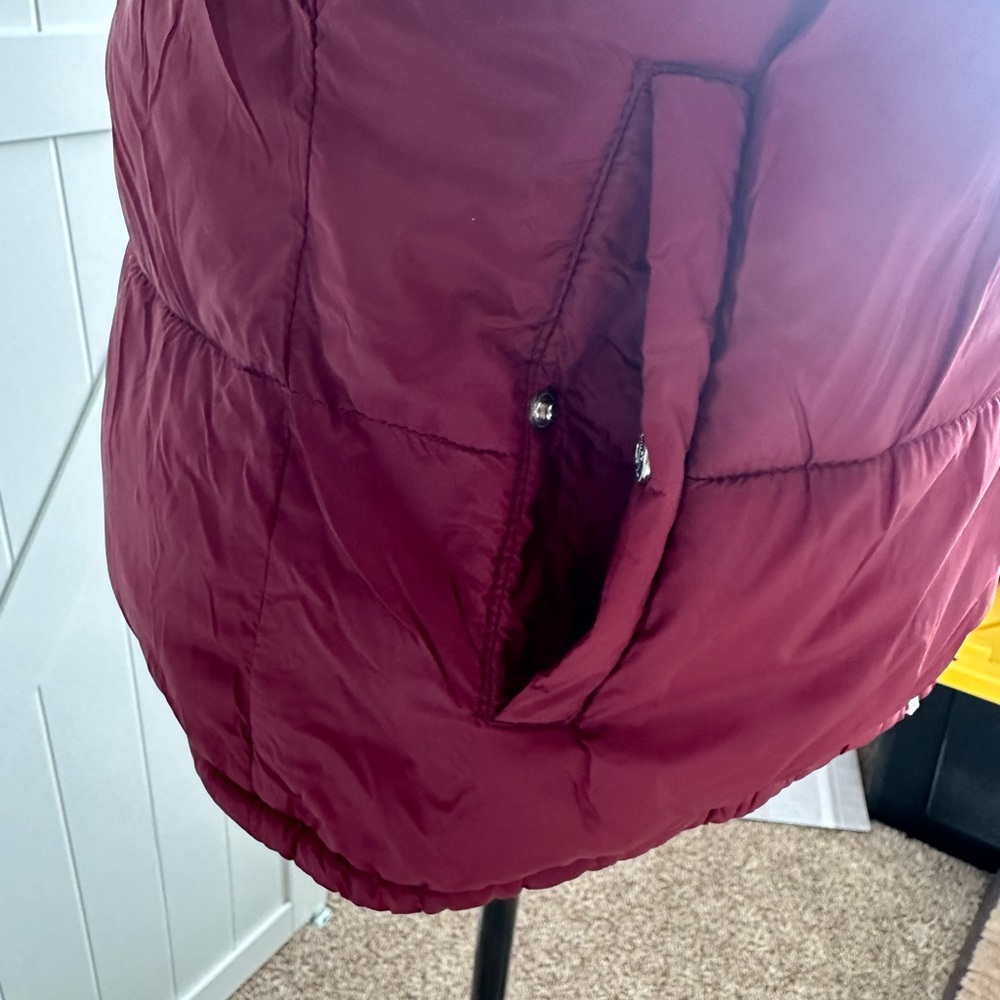 EUC Old Navy Puffer Vest Burgundy Size Small - Picture 3 of 6